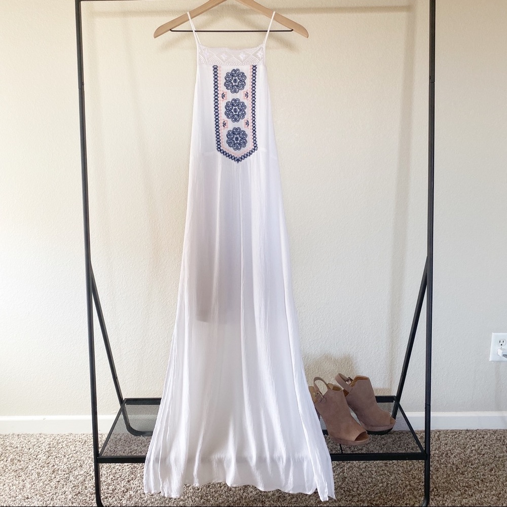 Alya by Francesca’s White Maxi Dress